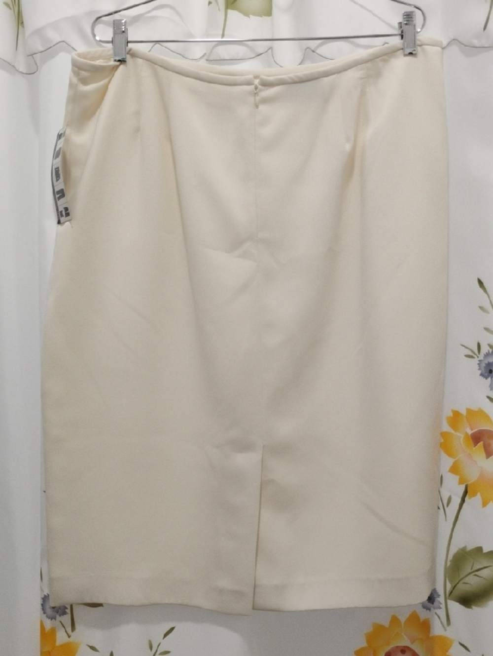 Le Suit Cream Pencil Skirt — Sleek Professional Style Size 18 NEW - Picture 6 of 10